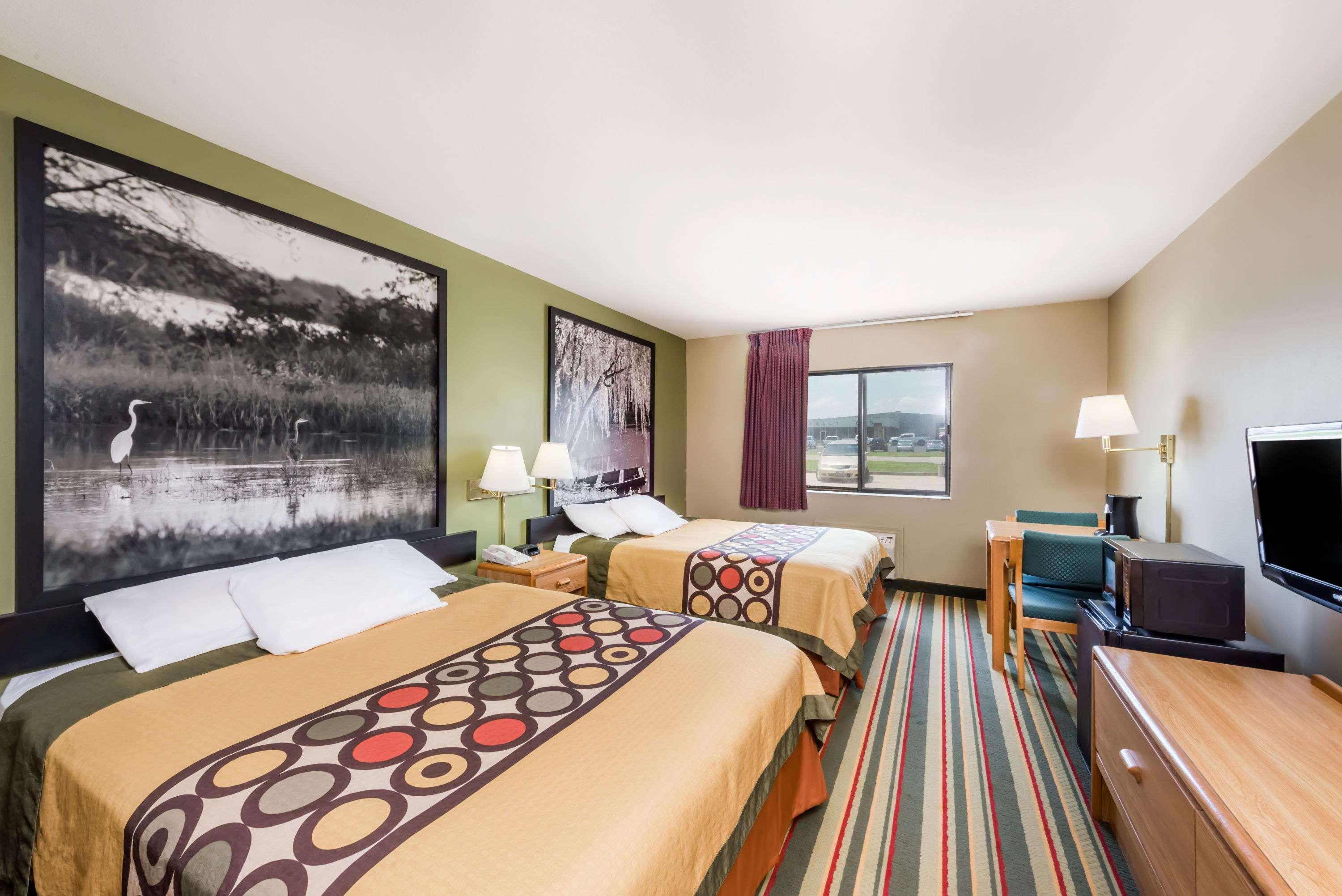 Super 8 By Wyndham Chanute Exterior photo