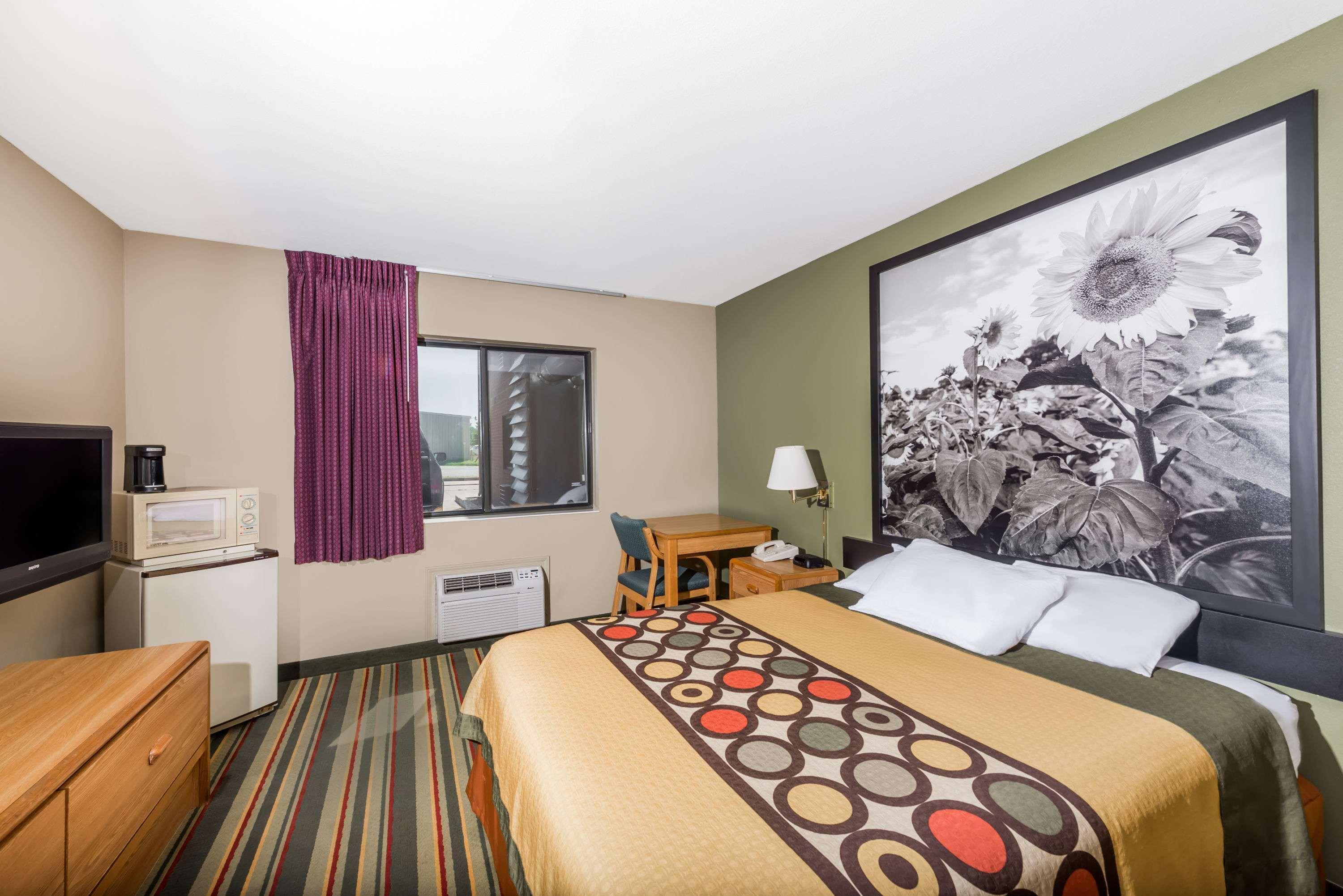 Super 8 By Wyndham Chanute Exterior photo