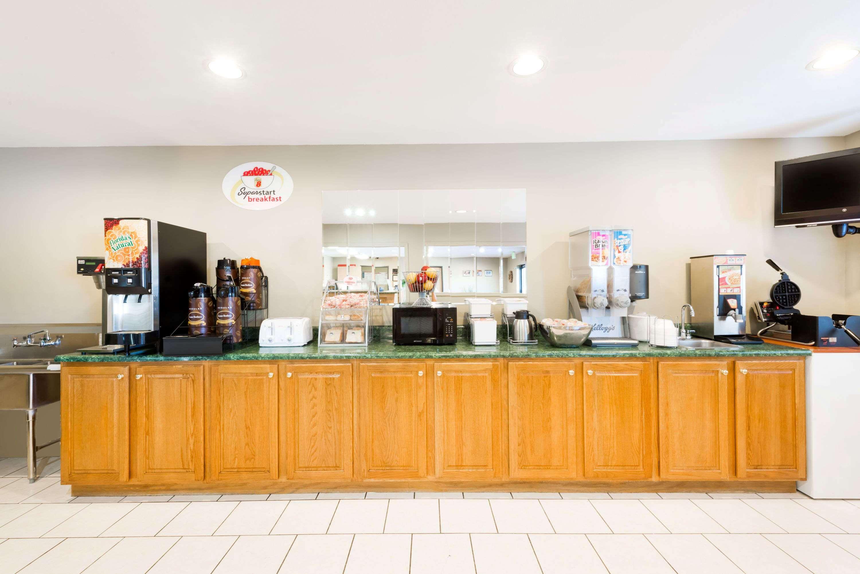 Super 8 By Wyndham Chanute Exterior photo