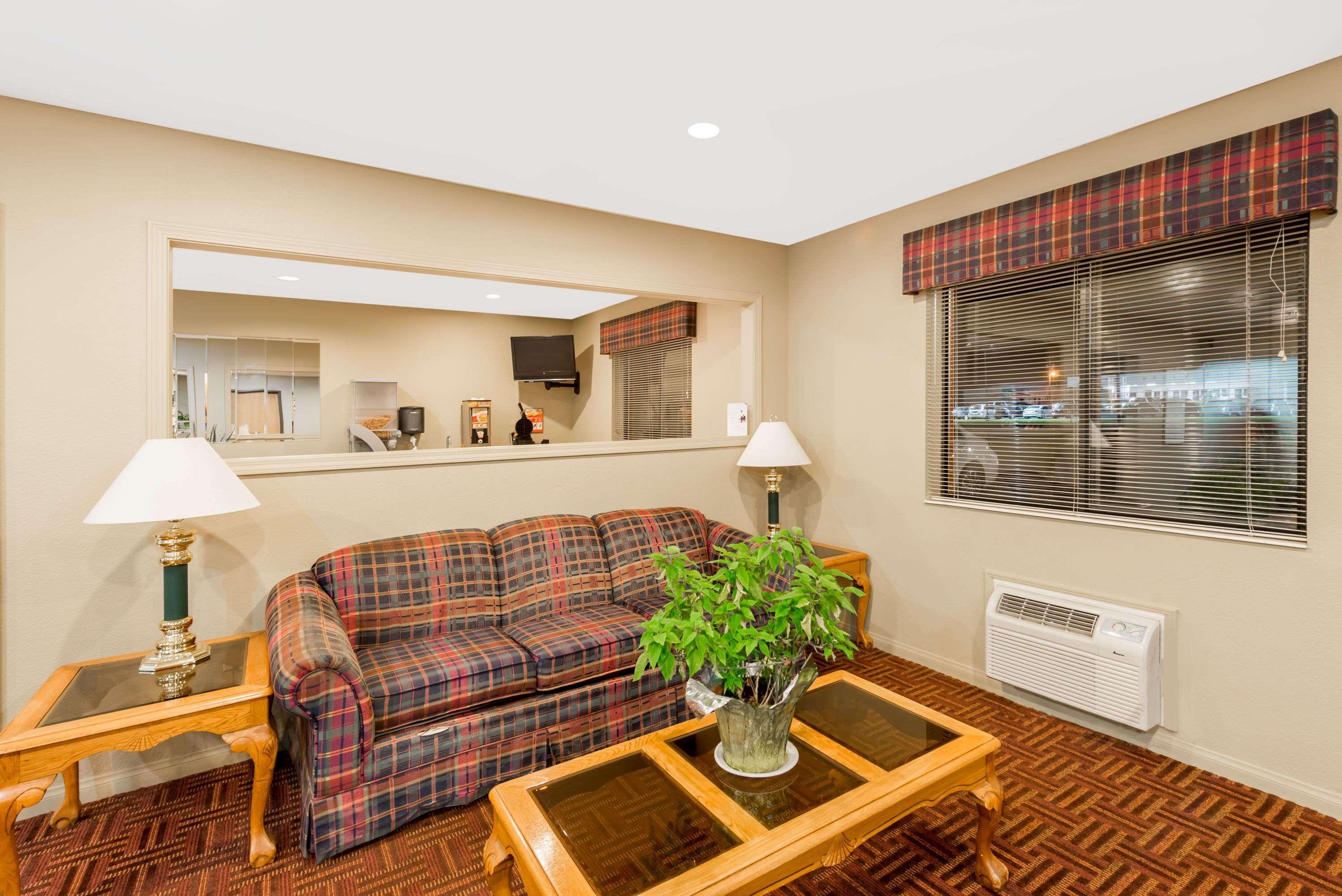 Super 8 By Wyndham Chanute Exterior photo