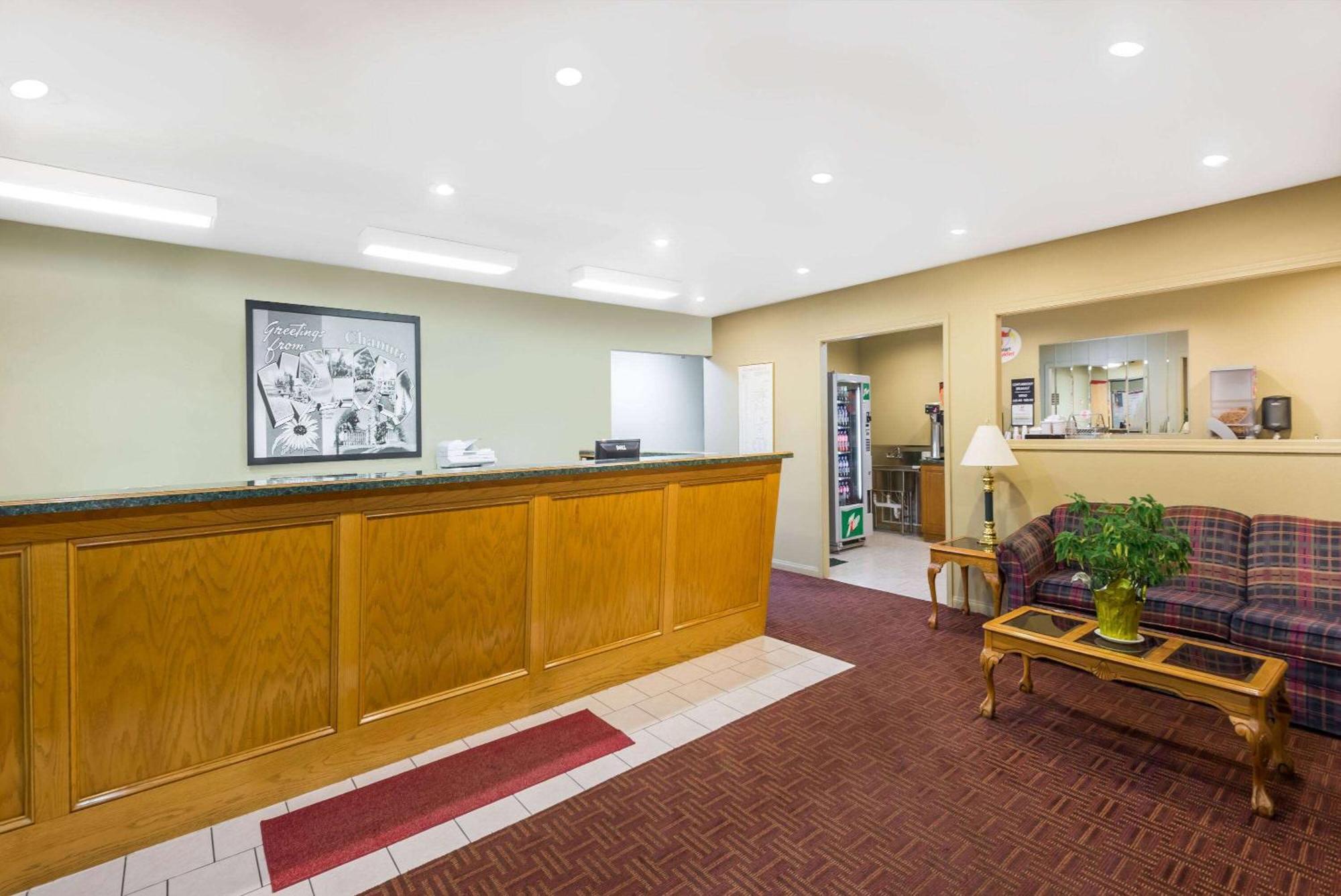 Super 8 By Wyndham Chanute Exterior photo