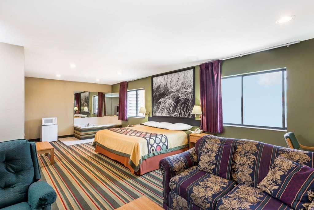 Super 8 By Wyndham Chanute Room photo