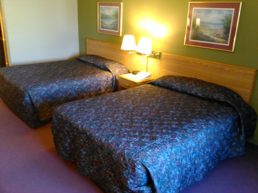 Super 8 By Wyndham Chanute Room photo
