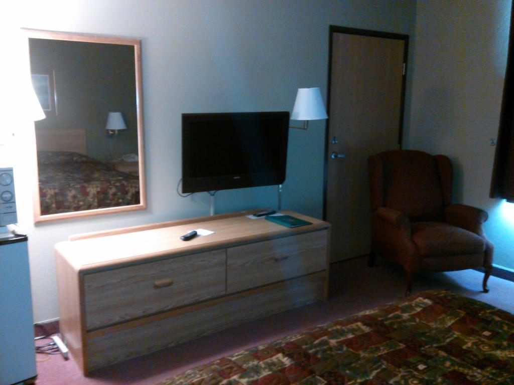 Super 8 By Wyndham Chanute Room photo