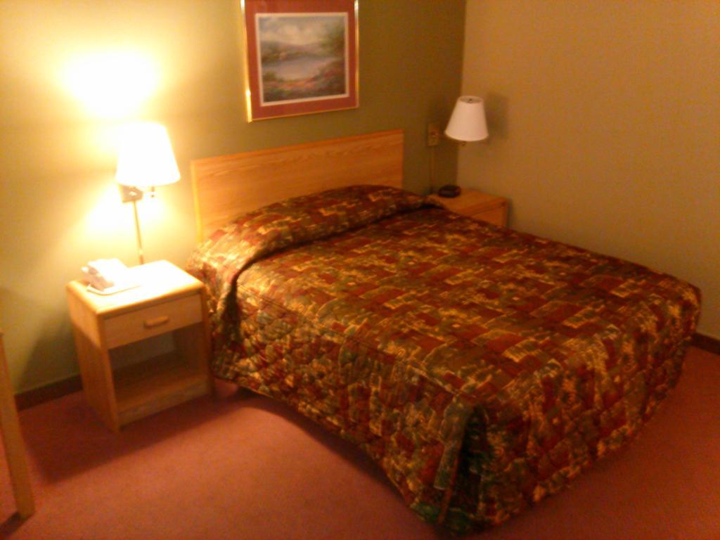 Super 8 By Wyndham Chanute Room photo