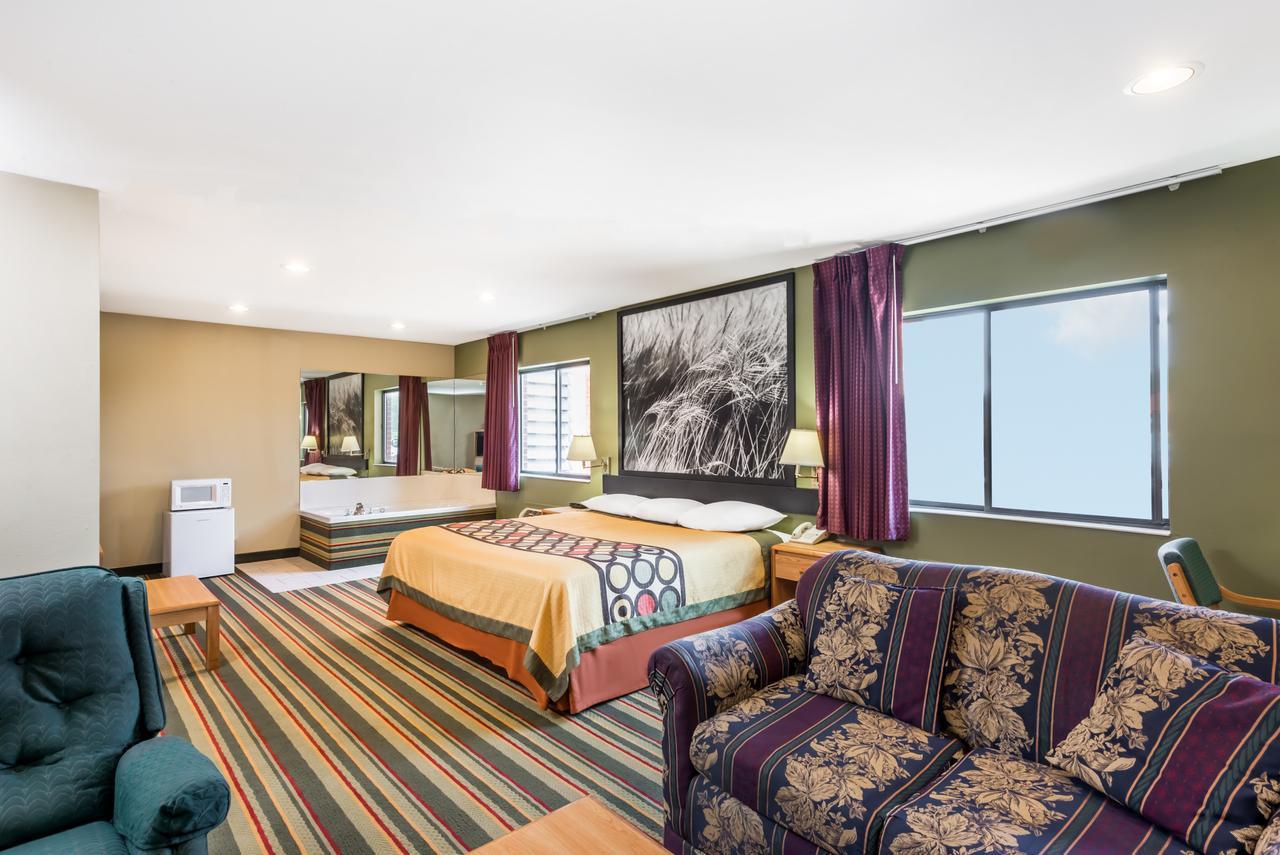 Super 8 By Wyndham Chanute Exterior photo