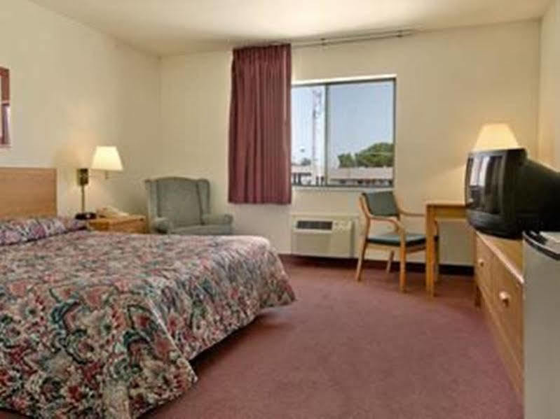 Super 8 By Wyndham Chanute Exterior photo